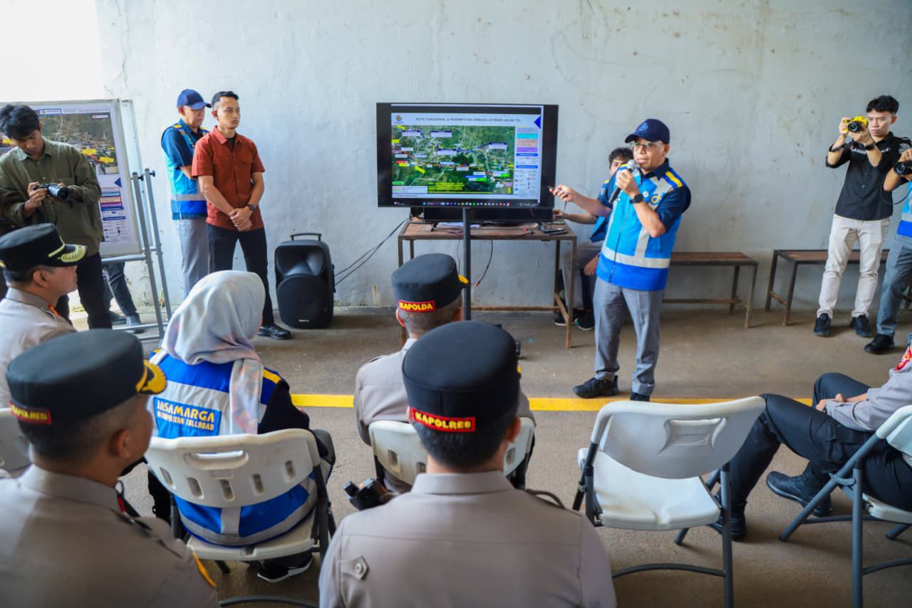 Polres Karawang sosialisasikan rekayasa lalu lintas arus mudik di Tol Cikampek menjelang puncak perjalanan Idul Fitri 1447 Hijriah.