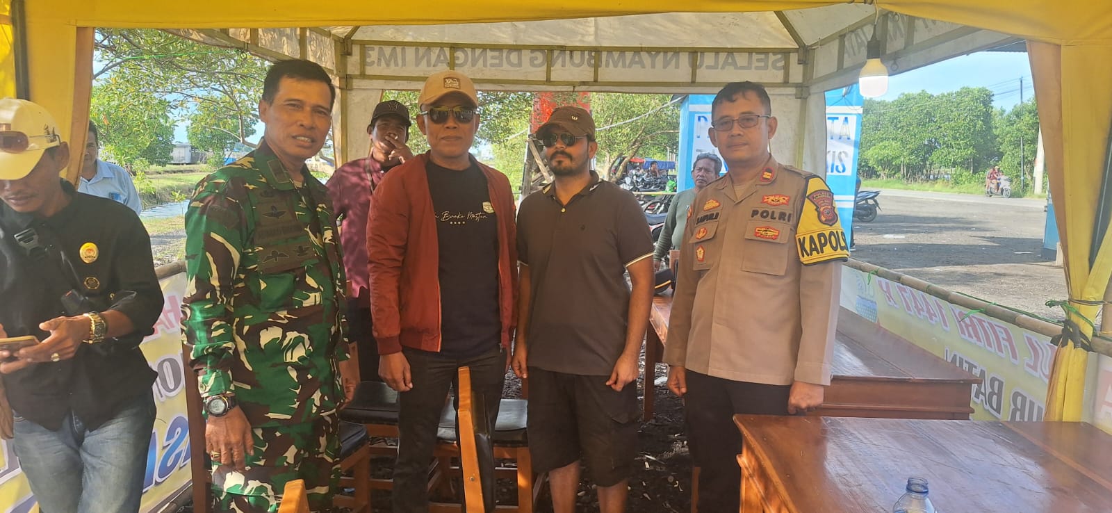 Turis Pakistan kebingungan di kawasan wisata Pantai Tanjung Pakis, Karawang, menjadi perhatian setelah aparat kepolisian setempat memberikan bantuan cepat dan humanis di tengah pelaksanaan Ops Ketupat Lodaya 2026.