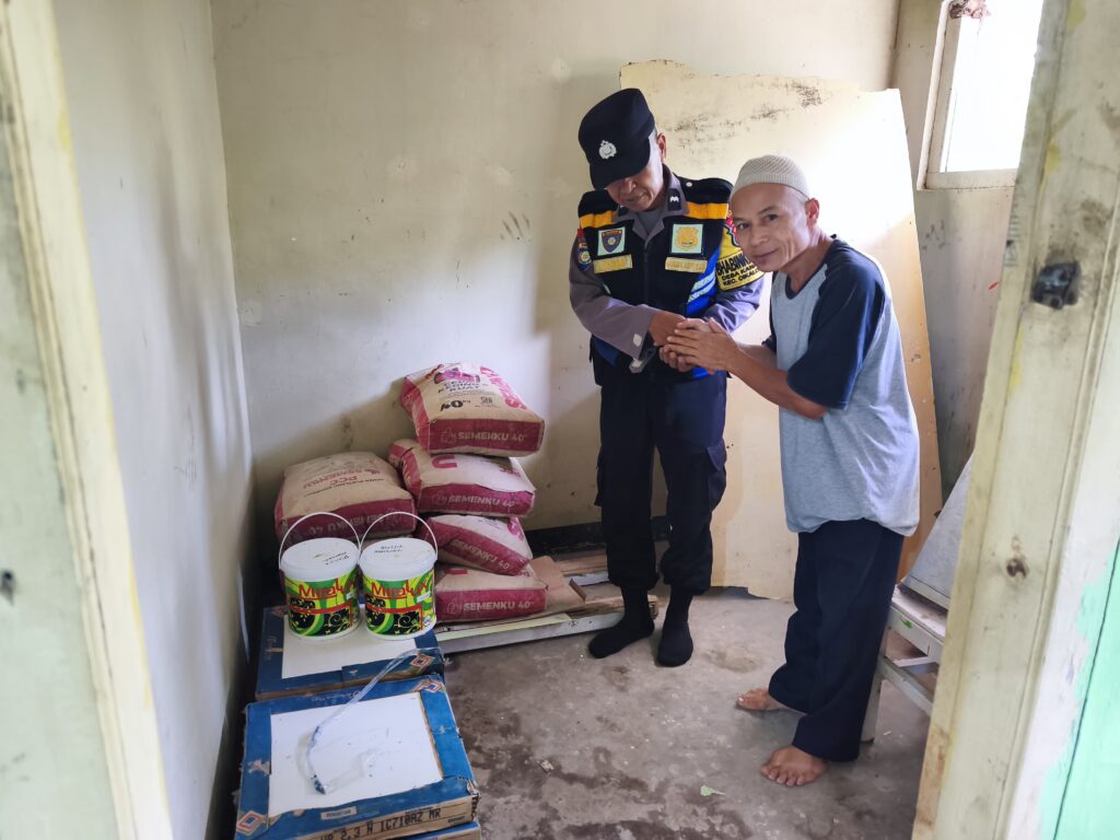 Dalam kegiatan tersebut, pihak kepolisian memberikan sejumlah bantuan material yang dibutuhkan untuk pembangunan Masjid Al-Jihad.