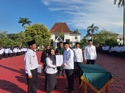 Bupati Karawang Aep Syaepuloh lantik 199 kepala sekolah SD dan SMP di Plaza Pemda, Jumat 24 April 2026. Ia menegaskan tidak ada praktik jual beli jabatan dalam proses seleksi.