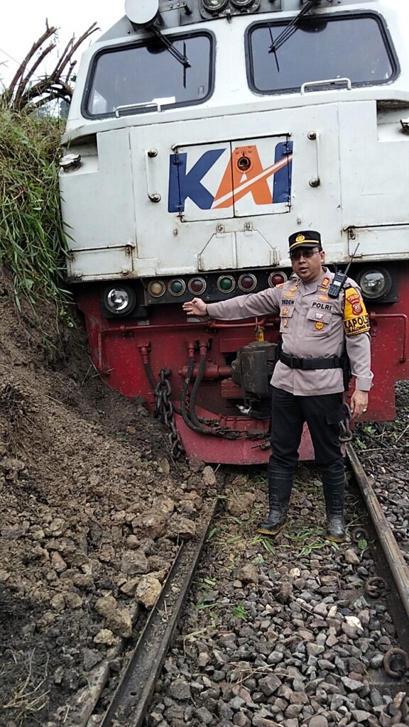 Perjalanan KA Ciremai relasi Semarang Tawang–Bandung terhenti mendadak akibat longsor yang menutup jalur rel di petak Maswati–Sasaksaat, Rabu (1/4/2026).