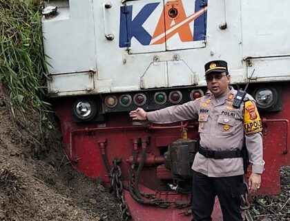 Perjalanan KA Ciremai relasi Semarang Tawang–Bandung terhenti mendadak akibat longsor yang menutup jalur rel di petak Maswati–Sasaksaat, Rabu (1/4/2026).