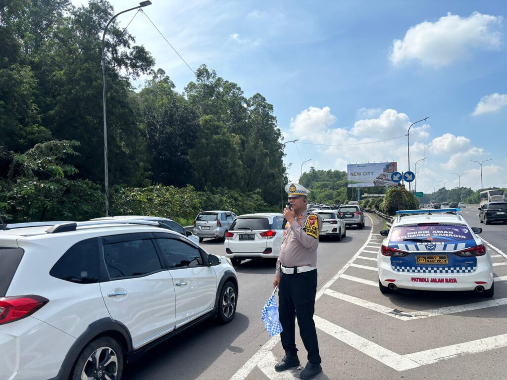 Polres Karawang Siaga Paskah 2026, Contraflow Tol Aktif 1 Polres Karawang menyiagakan 174 personel untuk mengamankan libur panjang peringatan Wafat Isa Al-Masih (Jumat Agung) dan perayaan Minggu Paskah yang berlangsung pada 3 hingga 5 April 2026.