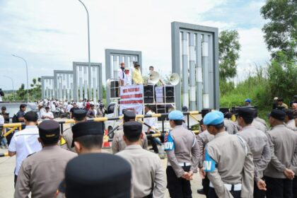 Ribuan massa dari Asosiasi Pemerintah Desa Seluruh Indonesia (APDESI) Jawa Barat menggelar aksi demonstrasi besar-besaran di depan gerbang PT Pertiwi Lestari, Telukjambe Barat, Karawang, pada Senin, 6 April 2026.
