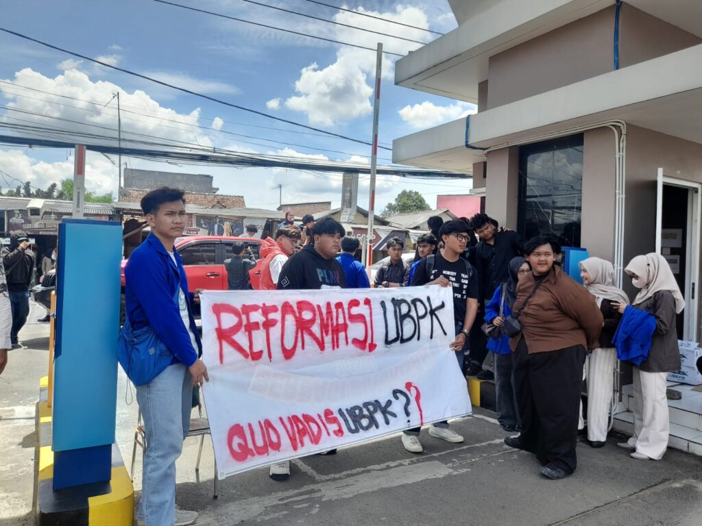 Pelantikan Rektor baru Universitas Buana Perjuangan (UBP) Karawang pada Kamis (9/4/2026) berlangsung di tengah ketegangan.