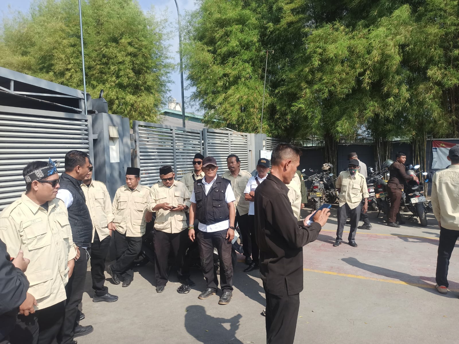 PT Multi Indo Mandiri tolak kunjungan kerja resmi Kades Sumurkondang Karawang. Kuasa hukum desa ancam somasi dan lapor Bupati hingga Gubernur Jabar.