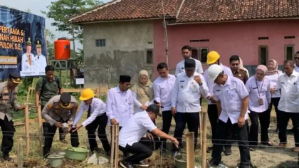 Bupati Aep mulai bangun 8 rumah lansia produktif di Cilamaya Kulon untuk warga tak punya tanah. Dilengkapi sekolah lansia dan program ketahanan pangan.