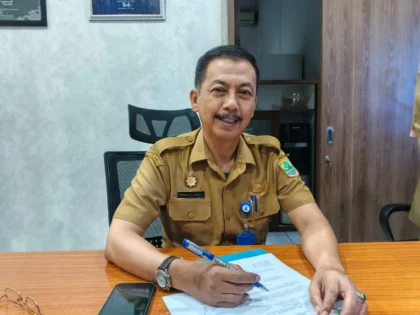 Disdikbud Karawang larang sekolah negeri jual LKS, gelar study tour, dan pungut biaya seragam. Edaran terbit Mei 2026 atas instruksi Bupati Aep Syaepuloh.