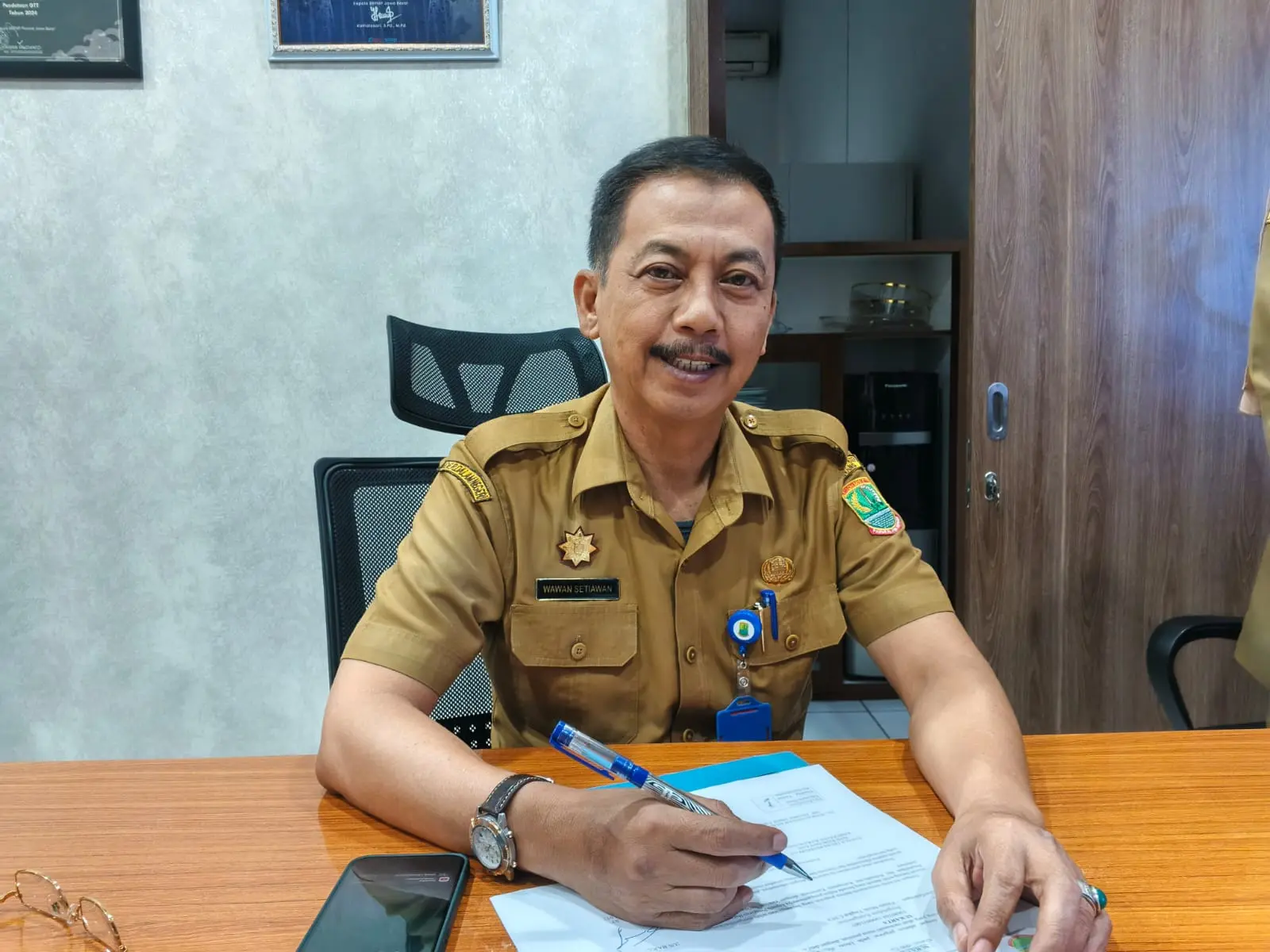 Disdikbud Karawang larang sekolah negeri jual LKS, gelar study tour, dan pungut biaya seragam. Edaran terbit Mei 2026 atas instruksi Bupati Aep Syaepuloh.