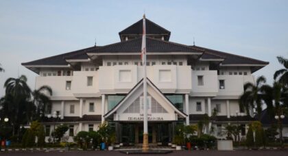 Proyek rehabilitasi Rp80 juta di Setwan DPRD Karawang diduga berjalan tanpa RAB meski DPA telah terbit.