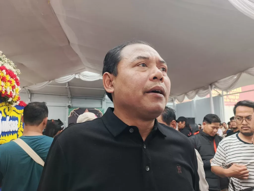 Bupati Karawang hibahkan tanah pribadi untuk rumah lansia di Cilamaya Kulon. DPRD dorong evaluasi Perda CSR 2020 agar perusahaan lebih tepat sasaran bantu warga rentan.