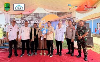 Pemkab Karawang serahkan 21 unit rumah korban abrasi di Desa Cemarajaya, Cibuaya. Pendopo, masjid, sarana pendidikan dianggarkan 2026; giant sea wall masuk PSN prioritas Presiden.