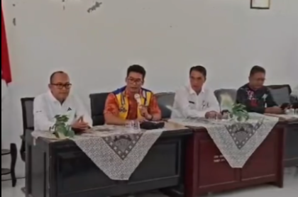 Dari unsur pemerintah pusat, peninjauan dihadiri perwakilan Kementerian Pekerjaan Umum (KemenPU) dan Kementerian Sosial (Kemensos).