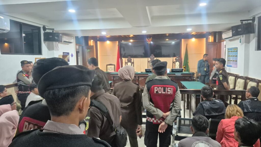 HBK divonis mati di PN Purwakarta atas pembunuhan Dina Oktaviani, jenazah sempat dibuang ke Sungai Citarum. Rekan kerja korban itu langsung ajukan banding.