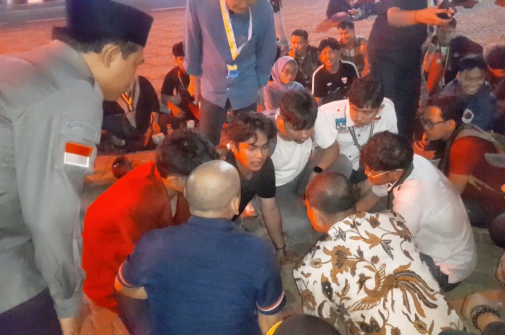 Cipayung Plus kepung Kantor Bupati Karawang pada 21 Mei 2026, tuntut transparansi anggaran dan dugaan permainan proyek. Dialog disepakati 2 Juni di DPRD.