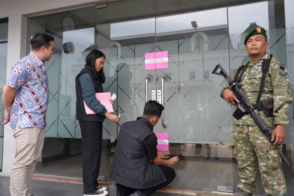 Tim Pidsus Kejari Karawang Segel dan Geledah Lokasi Terkait Korupsi KPR 1 Kejari Karawang segel Gedung CSG PT BAS dan geledah rumah saksi di Bekasi. Total 104 saksi diperiksa dalam kasus korupsi KPR Bank Himbara 2021–2024.