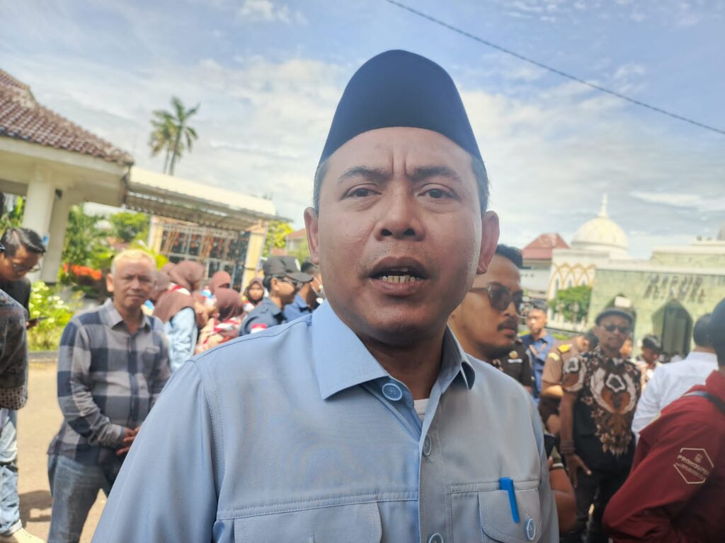 Setelah TNM Viral Pesta Gay, Karawang Siap Buat Perda Larangan LGBT 1 DPRD Karawang dorong inisiasi perda larangan LGBT usai video pesta gay di Theatre Night Mart viral. Satpol PP segel lokasi, Bupati Aep ancam cabut izin.