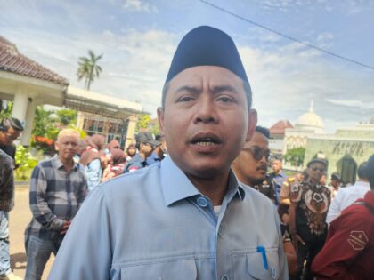 DPRD Karawang dorong inisiasi perda larangan LGBT usai video pesta gay di Theatre Night Mart viral. Satpol PP segel lokasi, Bupati Aep ancam cabut izin.