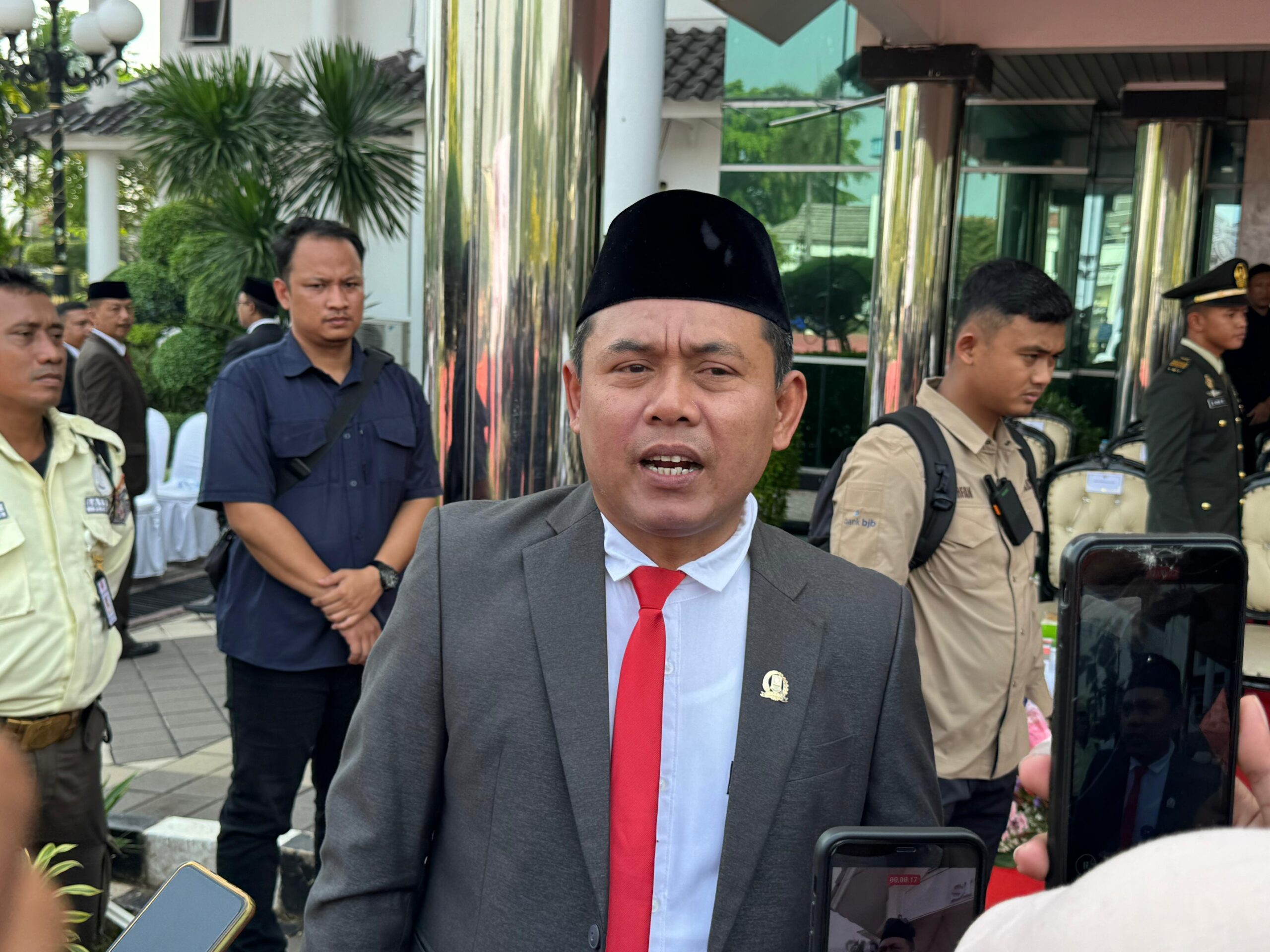 Dari Karawang untuk Dunia: Endang Sodikin Serukan Pancasila Jadi Aksi Nyata 1 Endang Sodikin tegaskan Pancasila adalah way of life, bukan ritual. Dari kebhinekaan hingga perdamaian dunia, ini makna Hari Lahir Pancasila 2026 menurut DPRD Karawang.
