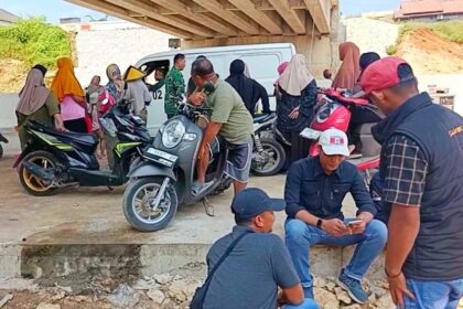 Warga Kampung Citaman Karawang turun ke trase Tol Japek II Selatan menuntut ganti rugi sawah tertimbun longsor