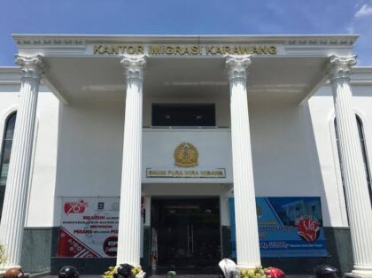 Ribuan TKA Cina diduga gunakan Visa C20 untuk kerja kasar di proyek baterai CATL Karawang. Warga laporkan ke Imigrasi, pekerja lokal makin tergeser.