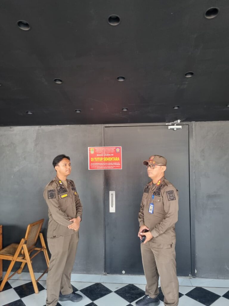 Satpol PP Karawang menyegel Helen's Night Mart akibat 3 pelanggaran: dugaan pesta LGBT viral, jual miras tanpa izin, dan dokumen PBG yang belum terbit.