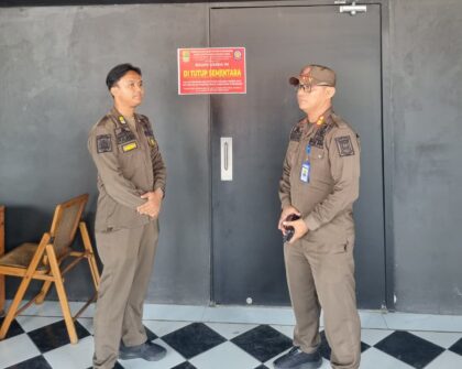 Satpol PP Karawang menyegel Helen's Night Mart akibat 3 pelanggaran: dugaan pesta LGBT viral, jual miras tanpa izin, dan dokumen PBG yang belum terbit.