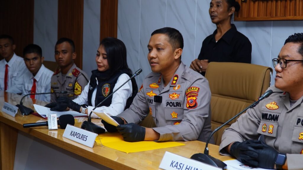 Polres Karawang amankan 5 terduga pelaku asusila di Theatre Night Mart setelah video sesama jenis viral di medsos. Satu pelaku lain masih buron.