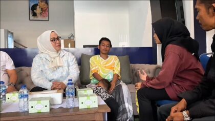 PMI asal Karawang, Jajat Sudrajat, pulang dengan tulang patah usai 6 bulan dipaksa jadi scammer di Kamboja dan nekat lompat dari lantai 3 demi bebas.