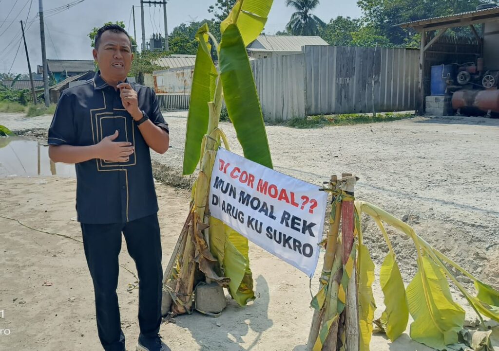 Proyek Jalan Tamansari Karawang Pakai Dana APBN, Kini Tahap Renegosiasi 1 Anggota DPRD Jabar Jenal Aripin sebut proyek jalan Tamansari Karawang terhambat kendala fiskal dan kenaikan harga material, kini masuk tahap renegosiasi.