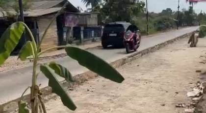 Proyek Jalan Badami-Loji di Karawang diduga mangkrak dua bulan pasca pengerukan. Pedagang terpaksa tutup dan warga tanam pohon pisang sebagai protes.