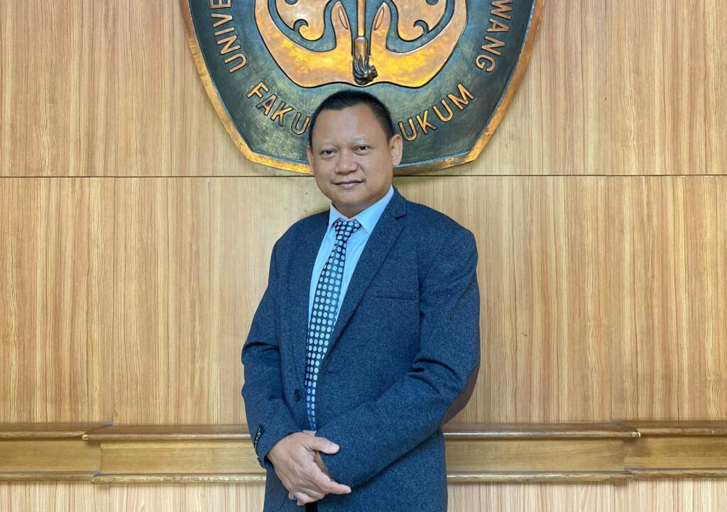 Kontroversi Visa C20 TKA China di Pabrik Baterai Karawang 1 Pakar hukum Unsika sebut penggunaan Visa C20 oleh TKA China untuk kerja kasar di Karawang melanggar UU Cipta Kerja, meski Imigrasi klaim dokumen lengkap.