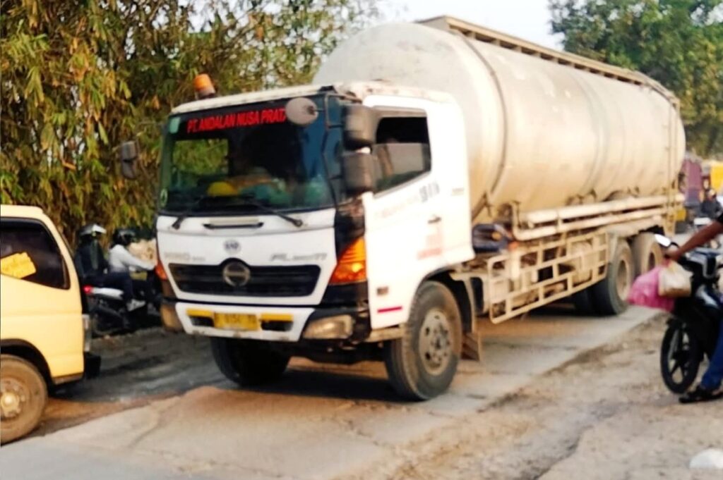 Ketua Karang Taruna Pangkalan Protes Truk Tambang PT Jui Shin 1 Truk tambang overload disebut warga rusak kembali Jalan Badami-Loji Karawang, Dishub Kabupaten jelaskan aturan MST dan jam operasional.