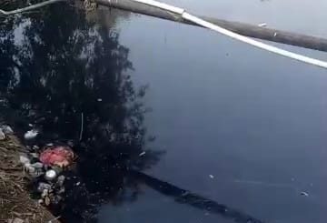 Sungai Cikereteg di Tamanmekar, Pangkalan, Karawang menghitam diduga akibat limbah pabrik kertas, baja, dan gudang barang bekas.