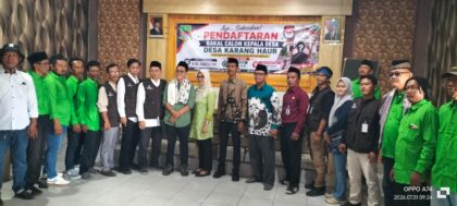 Petahana Juhendi Sulaeman daftar ulang calon Kades Karanghaur Pebayuran diiringi ratusan pendukung, tiga kandidat ramaikan Pilkades 2026.