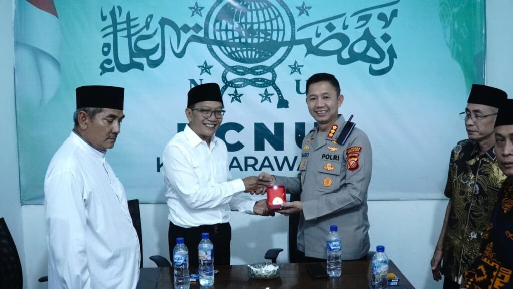 PCNU Karawang Siap Gandeng Polresta Jaga Stabilitas dan Persatuan Daerah 1 Polresta Karawang gelar silaturahmi bersama PCNU, bahas kamtibmas, laporan pelanggaran anggota, dan program GAZZ Karawang untuk jaga kondusivitas daerah.