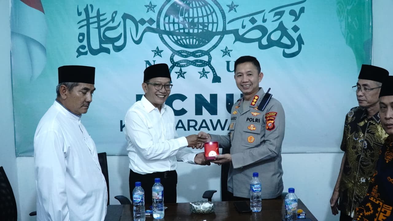 Polresta Karawang gelar silaturahmi bersama PCNU, bahas kamtibmas, laporan pelanggaran anggota, dan program GAZZ Karawang untuk jaga kondusivitas daerah.