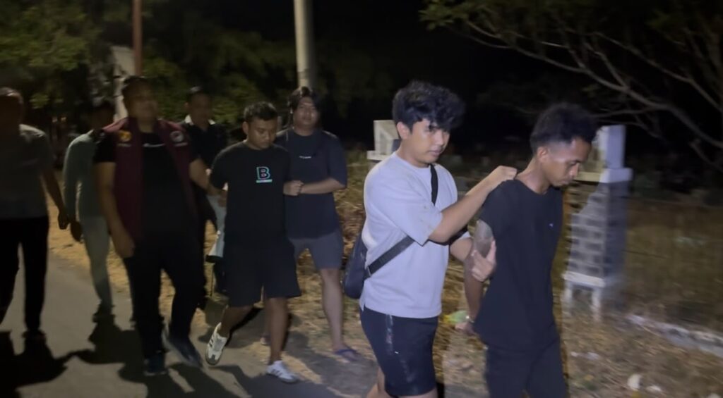 320 Butir Obat Ilegal Disita, Dua Pria di Karawang Diringkus Polisi 1 Polresta Karawang ungkap peredaran 320 butir obat-obatan tertentu di Tempuran, dua pelaku diamankan usai sempat kabur.
