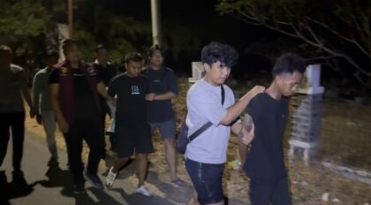 Polresta Karawang ungkap peredaran 320 butir obat-obatan tertentu di Tempuran, dua pelaku diamankan usai sempat kabur.