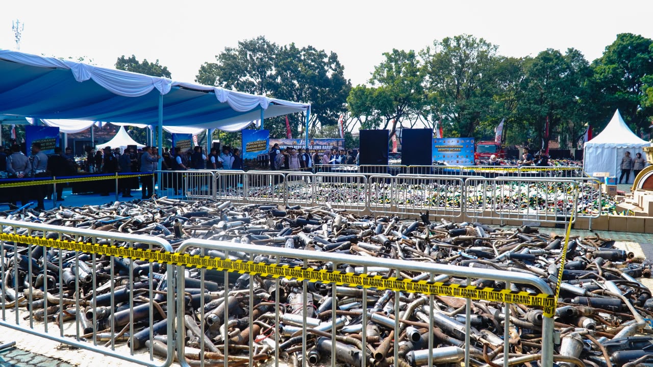Polresta Karawang kirim 1.500 knalpot brong, 1.008 miras, dan 50 motor curian untuk pemusnahan massal di Polda Jabar.