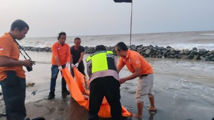 Dua korban kecelakaan laut KM Anugrah Laut 3, nakhoda dan koki kapal, diserahkan ke keluarga di RSUD Karawang usai identifikasi.