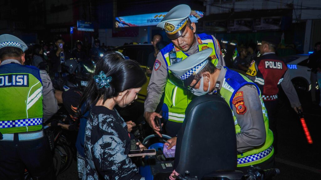 KRYD Karawang: 81 Kendaraan dan 69 STNK/SIM Diamankan Polisi 1 Razia KRYD Polresta Karawang di Jalan Tuparev hasilkan 150 tilang, 81 motor, dan 69 STNK/SIM diamankan sebagai upaya cegah tawuran dan balap liar.
