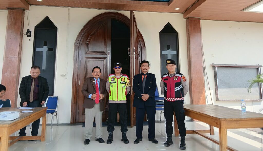 Jemaat Karawang Ucap Terima Kasih atas Pengamanan Polisi di Gereja 1 Polresta Karawang kerahkan 84 personel amankan kebaktian di 25 gereja se-Karawang, Minggu (9/8/2026), demi ibadah yang aman, nyaman, dan khidmat.