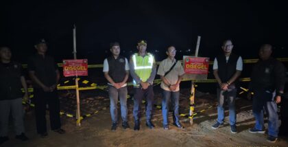 Petugas gabungan Satpol PP dan Polresta Karawang segel akses galian tanah merah di Kampung Tangkil, Desa Citarik, Sabtu malam.