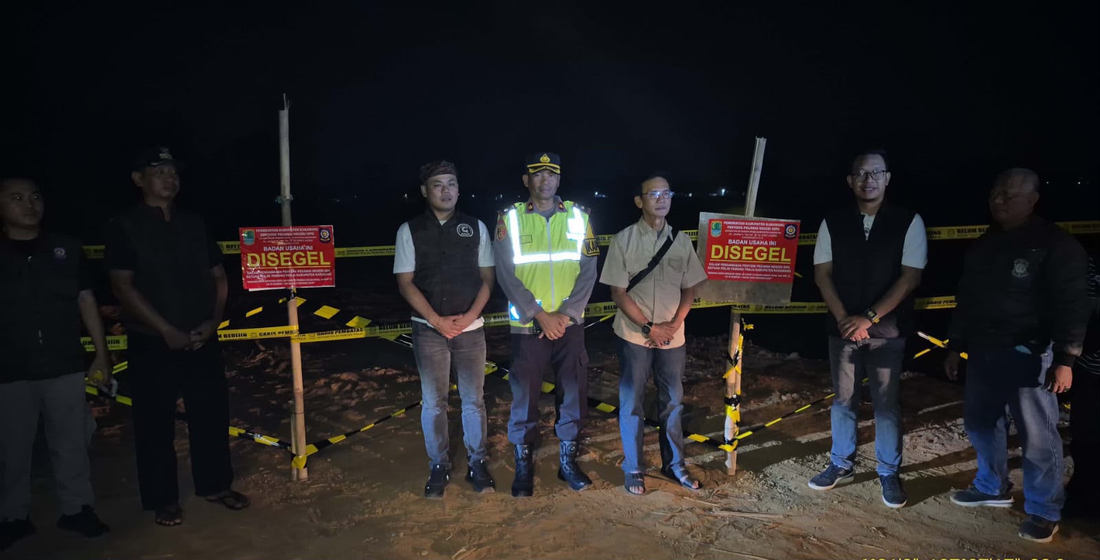 Petugas gabungan Satpol PP dan Polresta Karawang segel akses galian tanah merah di Kampung Tangkil, Desa Citarik, Sabtu malam.