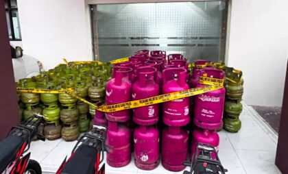 Tiga tersangka diamankan Sat Reskrim Polresta Karawang usai kedapatan mengoplos LPG subsidi 3 kg ke tabung 12 kg di Lemahabang.