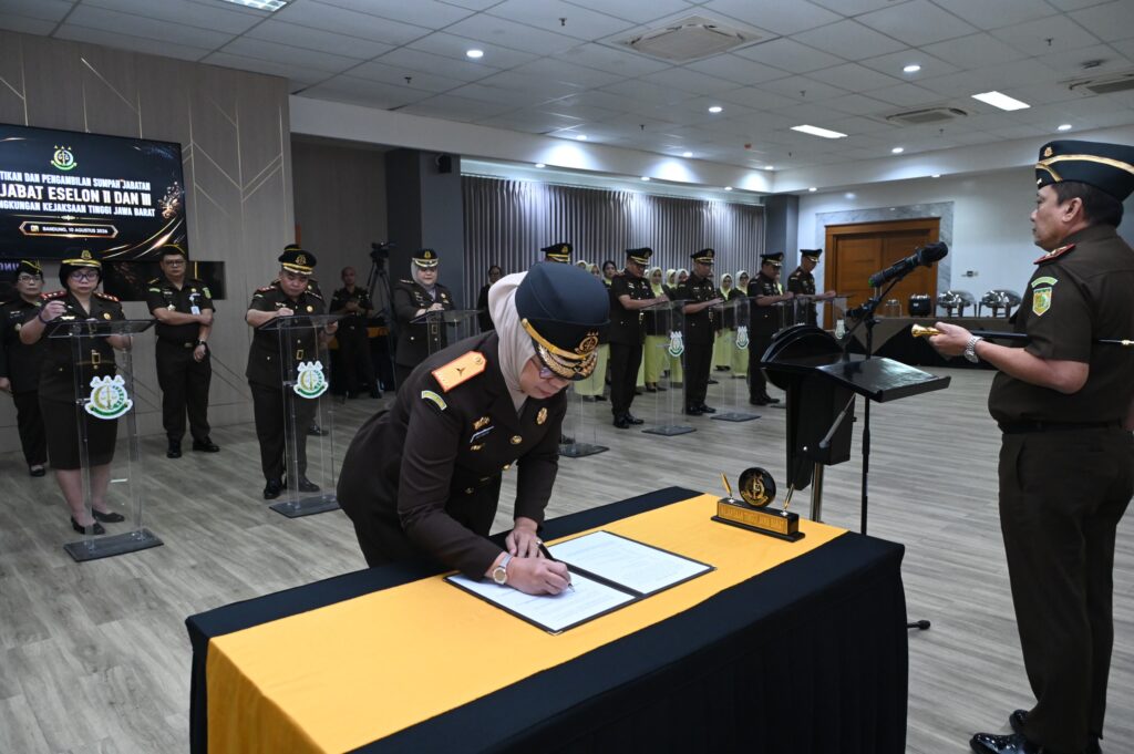 Rotasi Jabatan Kejati Jabar: 11 Kajari dan Tiga Asisten Ganti Posisi 1 Kejati Jabar Hermon Dekristo melantik 16 pejabat baru, termasuk Wakajati dan 11 Kepala Kejaksaan Negeri, di Aula R. Soeprapto Bandung.