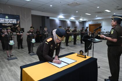 Kejati Jabar Hermon Dekristo melantik 16 pejabat baru, termasuk Wakajati dan 11 Kepala Kejaksaan Negeri, di Aula R. Soeprapto Bandung.