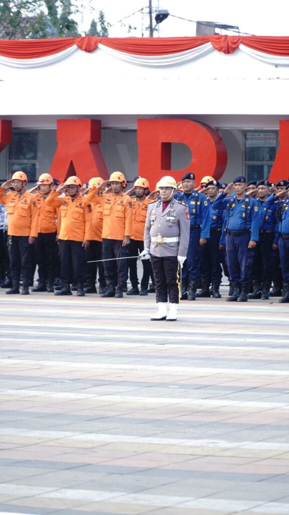 Polresta Karawang percayakan AKP Hasanudin Bahar pimpin upacara penurunan bendera HUT ke-81 RI di Lapangan Karangpawitan untuk keenam kalinya beruntun.