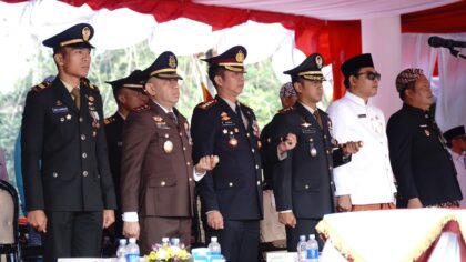 Upacara HUT ke-81 RI di Karangpawitan Karawang dipimpin Bupati Aep Syaepuloh, diikuti TNI-Polri hingga pelajar, berlangsung khidmat dan kondusif.